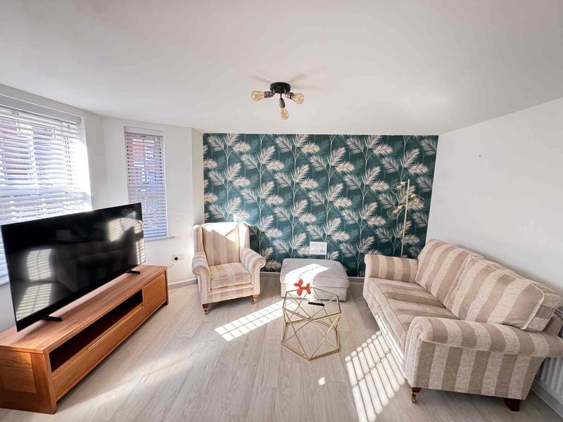 Contemporary 2-Bed Apartment with Parking, Bedford