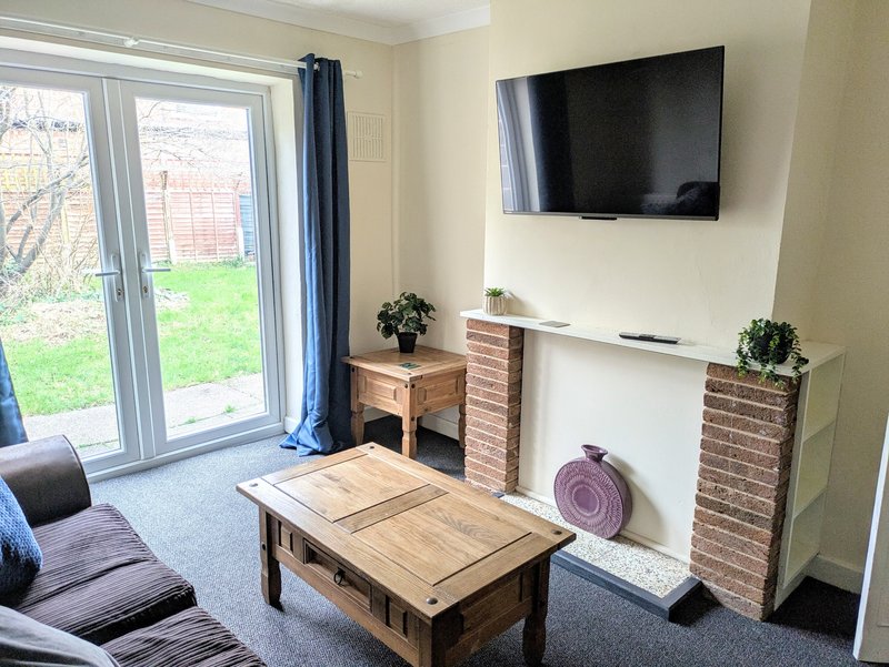 Cracking Contractor 4BR home, Parking for 2 vans