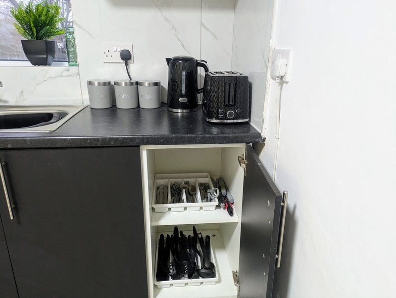 A practical, well-equipped kitchen with everything contractors and working groups need for a comfortable stay.