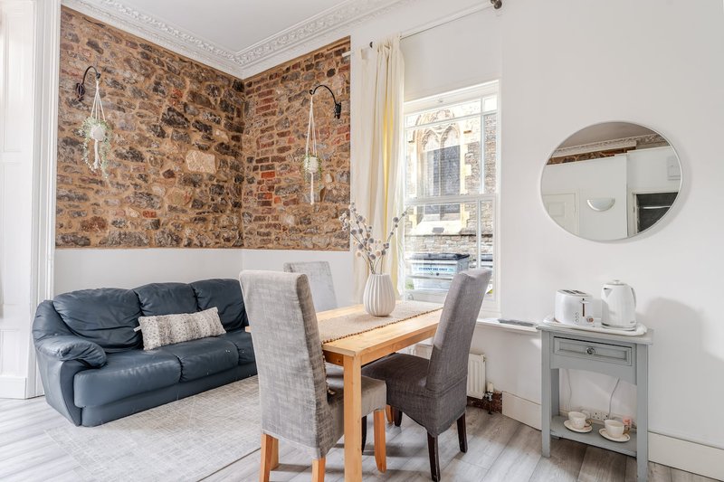 Clifton Apartment - Stylish, Central & Near Cafes