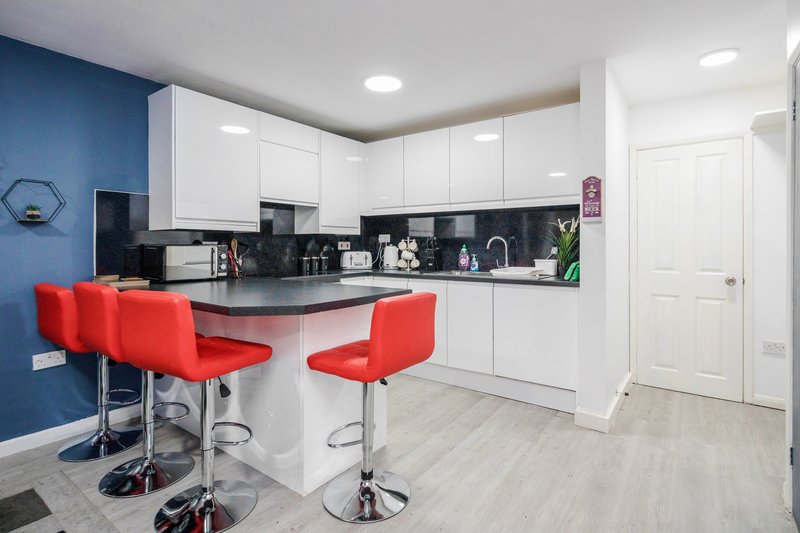 Chertsey House - 5 Bedroom 3 Bathroom | Parking | WiFi