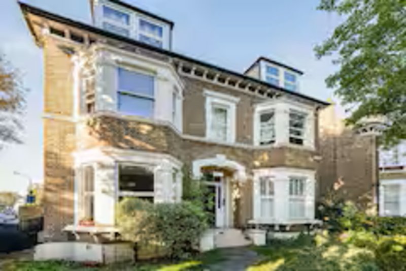 Stylish 2BR Garden Flat – Shepherds Bush London