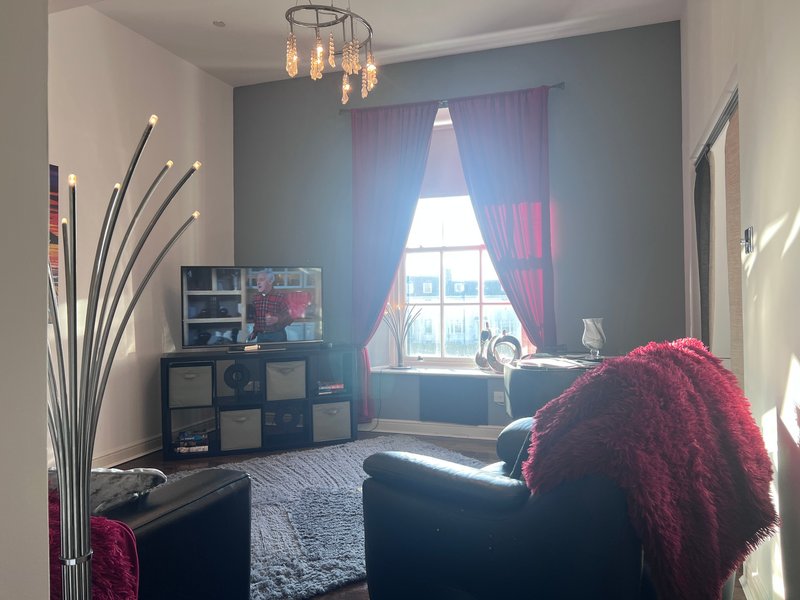 2-Bedroom Apartment on Wellington Square, Ayr, 2 Minutes from the Beach with Parking, Sleeps 4