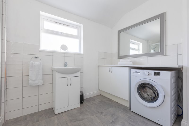 1 bed self contained First floor apartment  with good access A63.  Close To Hull Hospital