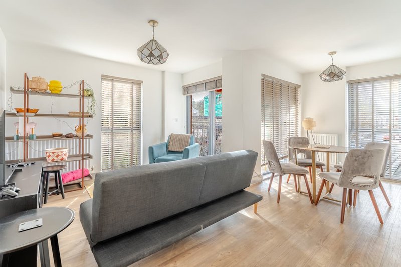 Modern Apartment Near City Centre with Fast Wi-Fi