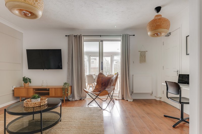 4-bedroom contractor stay with 5 separate beds & parking near Universal
