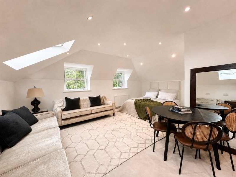 Very Large Studio-Like King Room with Private Bathroom & Kitchenette | Surbiton