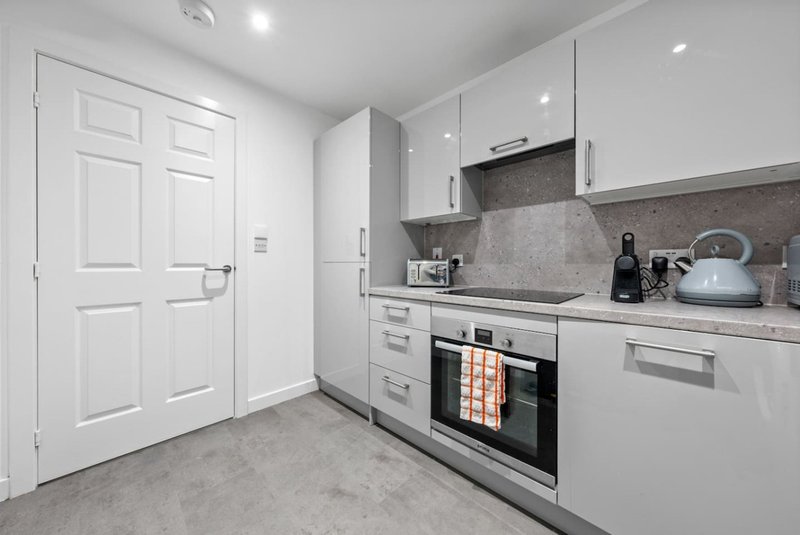 Castle View - ground floor 2 bedroom free parking