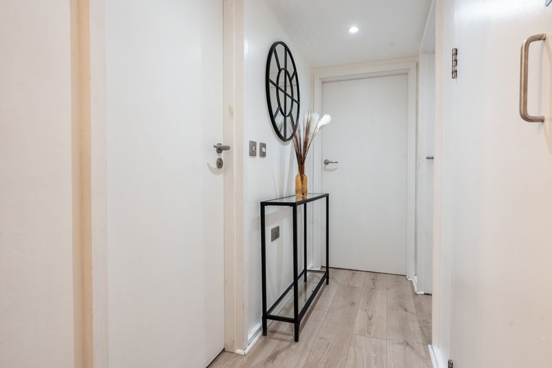 2-Bedroom Flat in Woolwich with Allocated Parking, near the Elizabeth Line