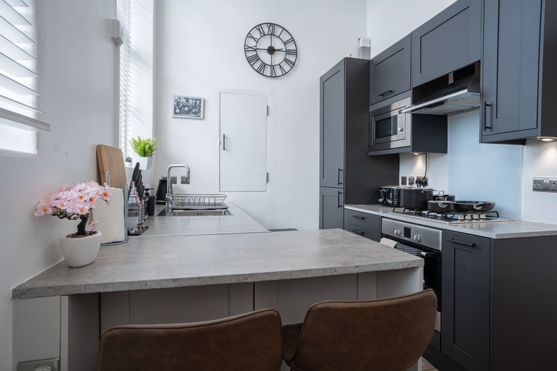 2-Bedroom Flat in Woolwich with Allocated Parking, near the Elizabeth Line