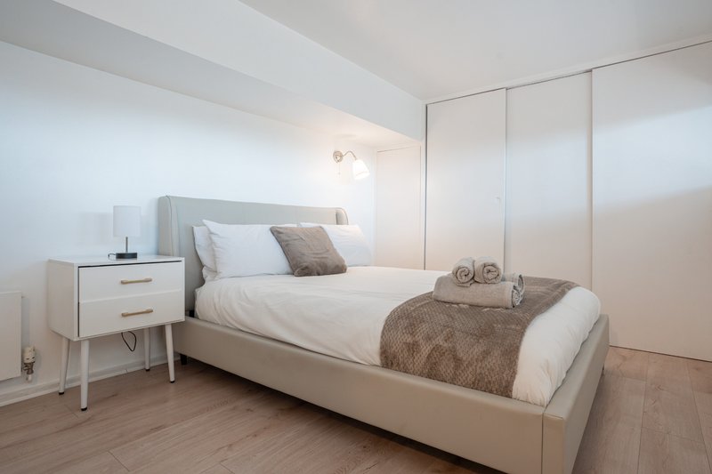 2-Bedroom Flat in Woolwich with Allocated Parking, near the Elizabeth Line
