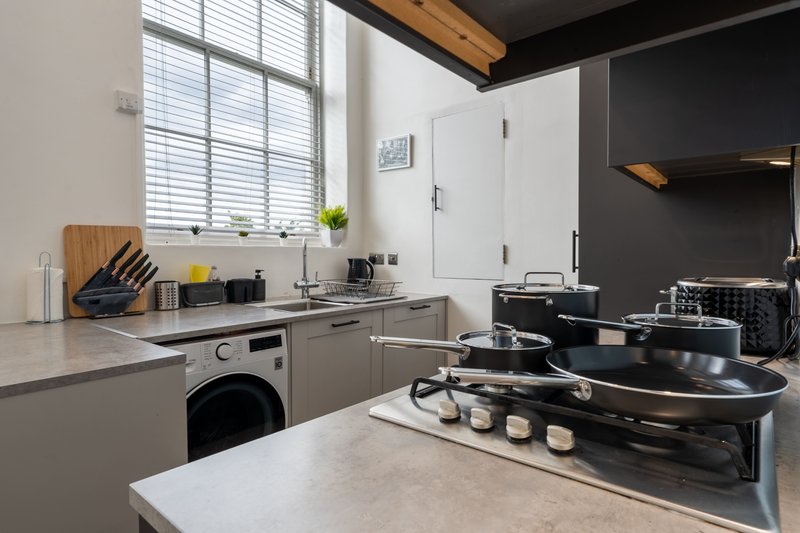 2-Bedroom Flat in Woolwich with Allocated Parking, near the Elizabeth Line