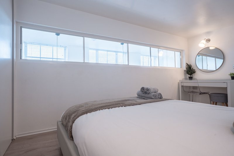 2-Bedroom Flat in Woolwich with Allocated Parking, near the Elizabeth Line
