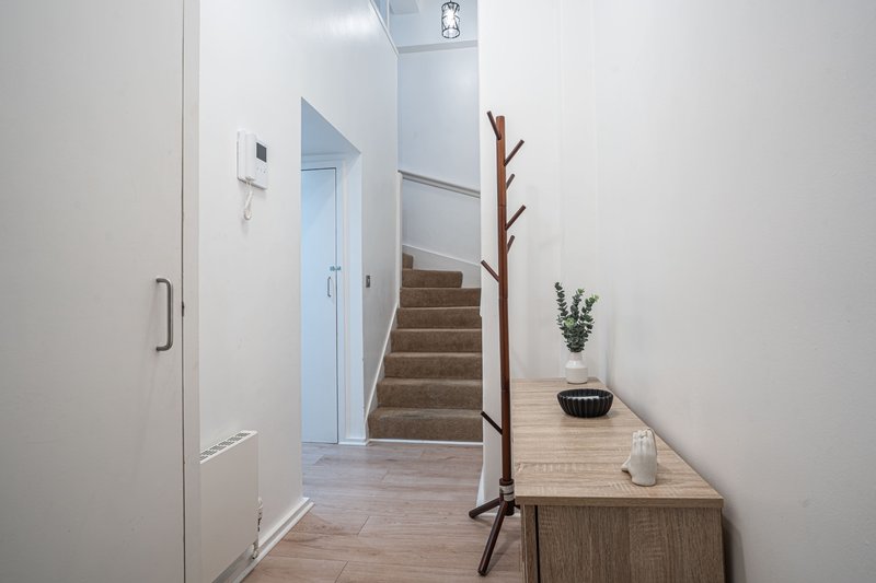 2-Bedroom Flat in Woolwich with Allocated Parking, near the Elizabeth Line