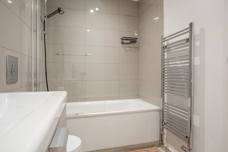 2-Bedroom Flat in Woolwich with Allocated Parking, near the Elizabeth Line