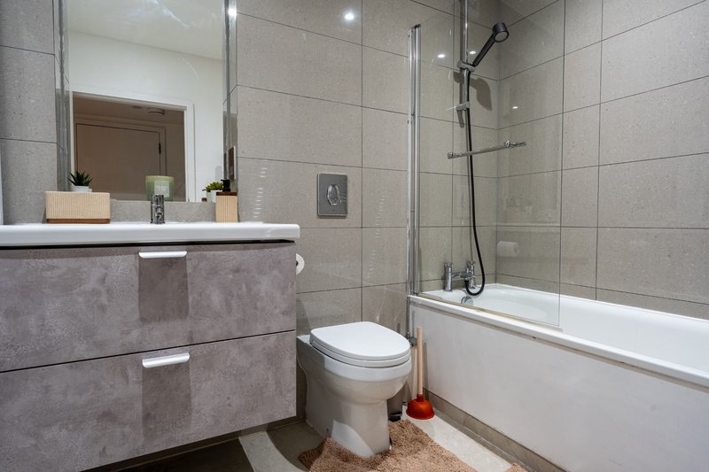 2-Bedroom Flat in Woolwich with Allocated Parking, near the Elizabeth Line