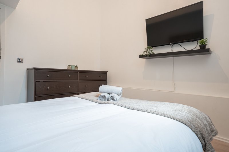 2-Bedroom Flat in Woolwich with Allocated Parking, near the Elizabeth Line