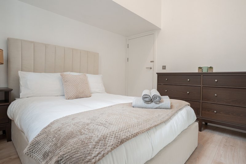 2-Bedroom Flat in Woolwich with Allocated Parking, near the Elizabeth Line