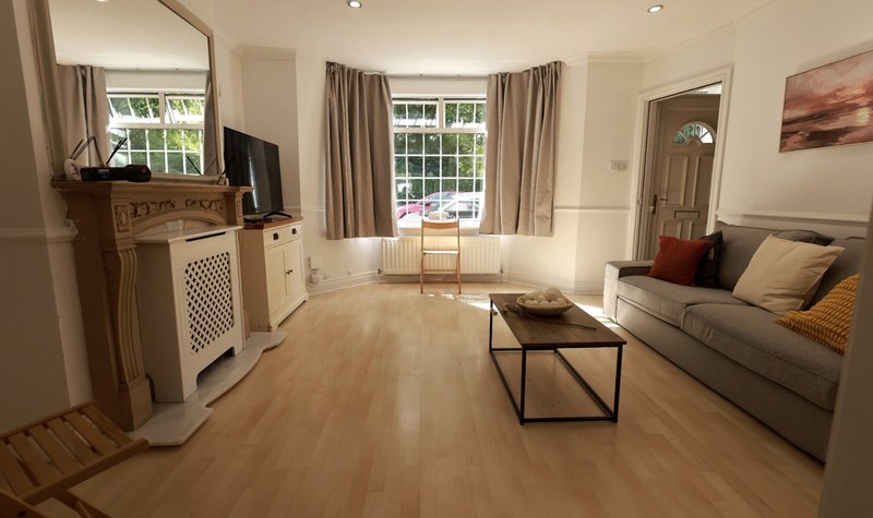 Spacious 4-Bed House with Garden Workspace
