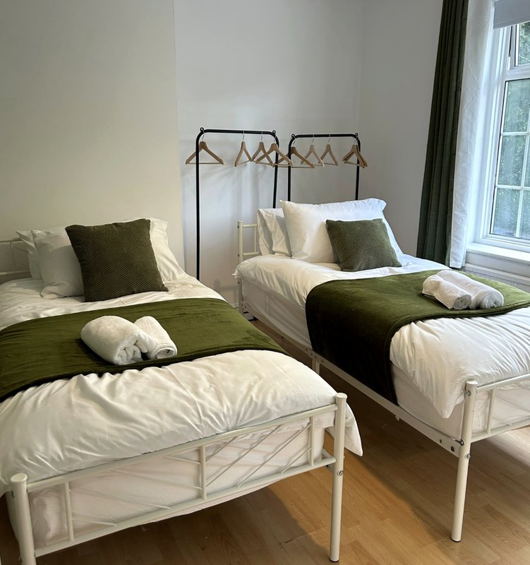 1 King Size Bed OR 2 Single Beds (Zip & Link style).