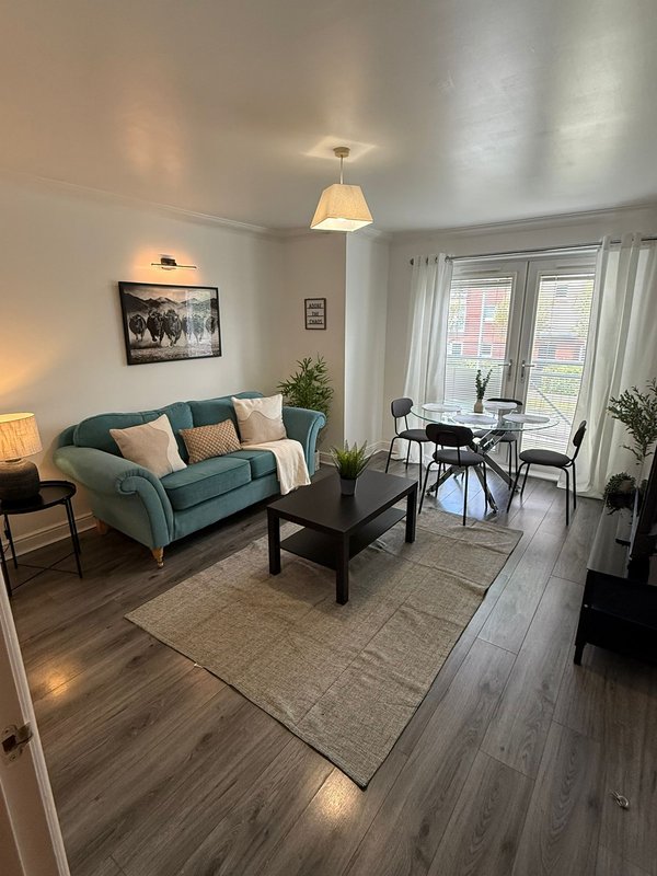 Trendy 2 bedroom Ferry Village flat with en-suite