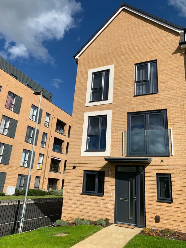 Spacious entire 4 Bed House/Multiple Parking
