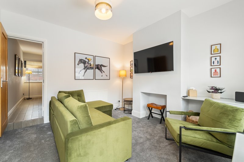 Contractor-Friendly 2-Bed House Near Chester Racecourse