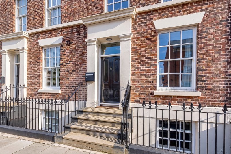 5 Bed Georgian Townhouse | 4 Bathrooms | Parking | Workspaces | Fast WiFi