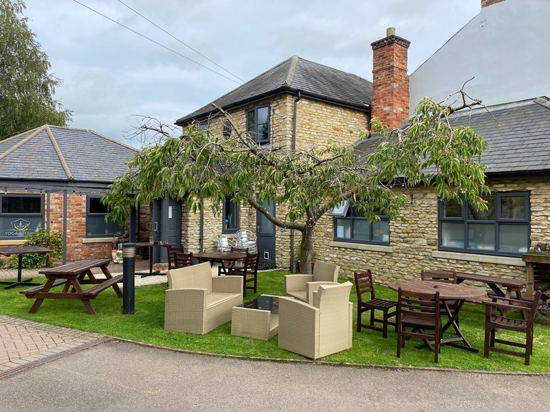 FULLY SERVICED STUDIO APARTMENT IN QUIET VILLAGE LOCATION CLOSE TO M1 JUNCTION 15
