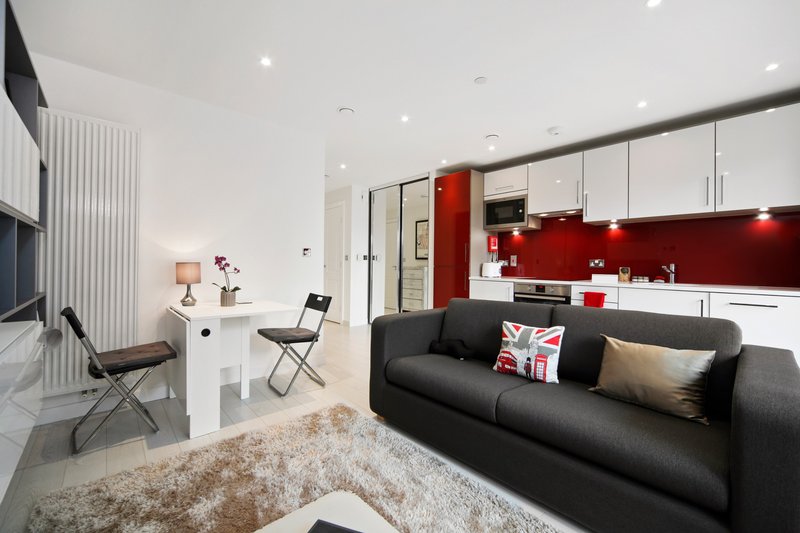 Bright 1 bed with Balcony l Gym l 2 min walk to 2 Train Stations l Fast WIFI l 2 Lifts