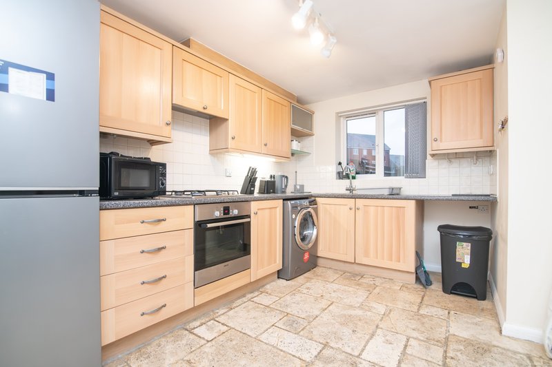 5 bed house with free parking in quiet location