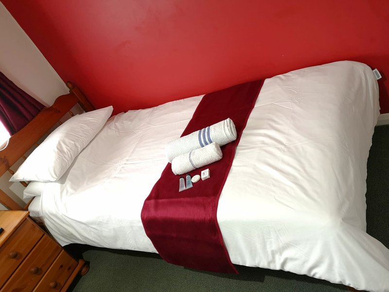 4 bed guest rooms/ 2_3 bed house with garden /garage