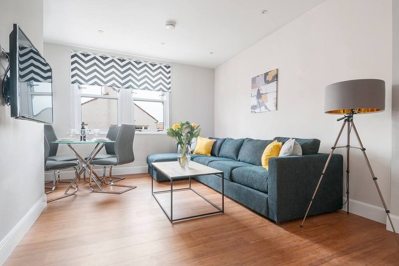 3 Bedroom Flat (Edinburgh Adjacent)