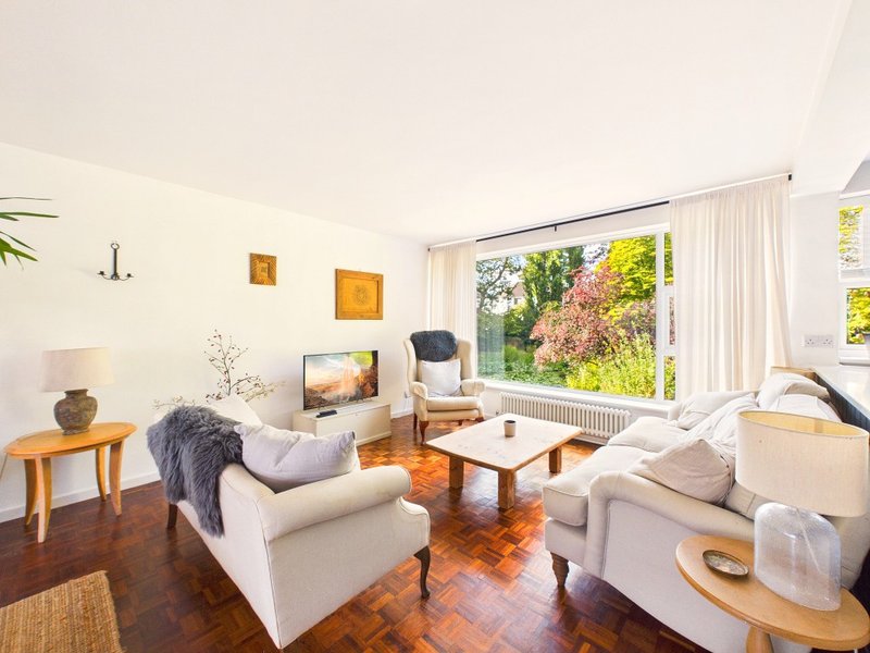 Charming 2-Bedroom Flat | Central Cheltenham