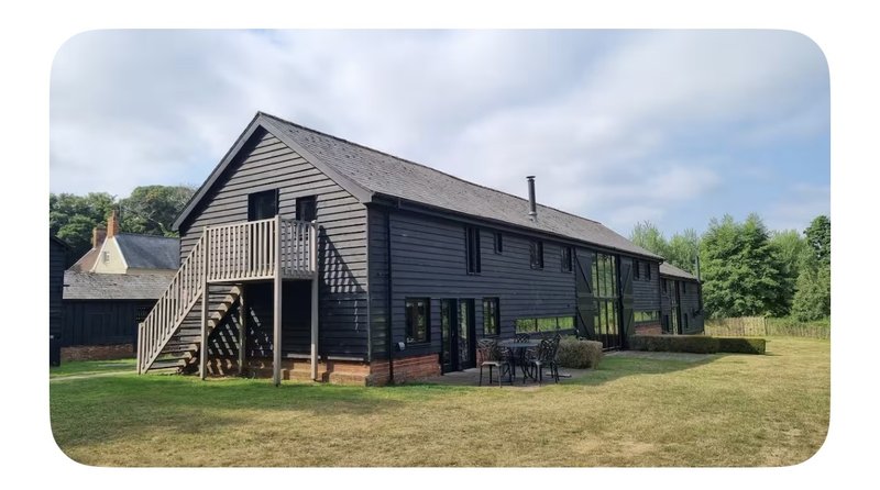 4 bed 3 bath large cottage Starlink WiFi & parking