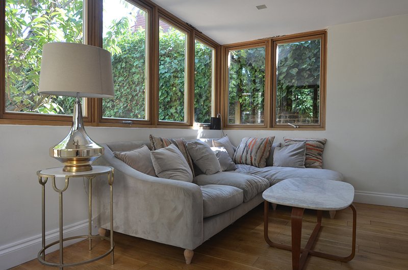 Spacious garden flat, sleeps 8, near beach and all amenities