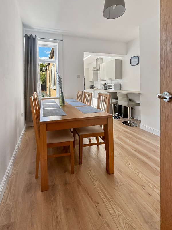 Amaya One 3bed house with garden, contractor-friendly. 2 mins from town centre and close to A1 A52