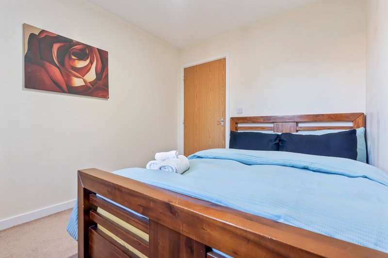 Balmoral Court | Sleeps 5 | Free Parking & WiFi | Balcony | Work Station