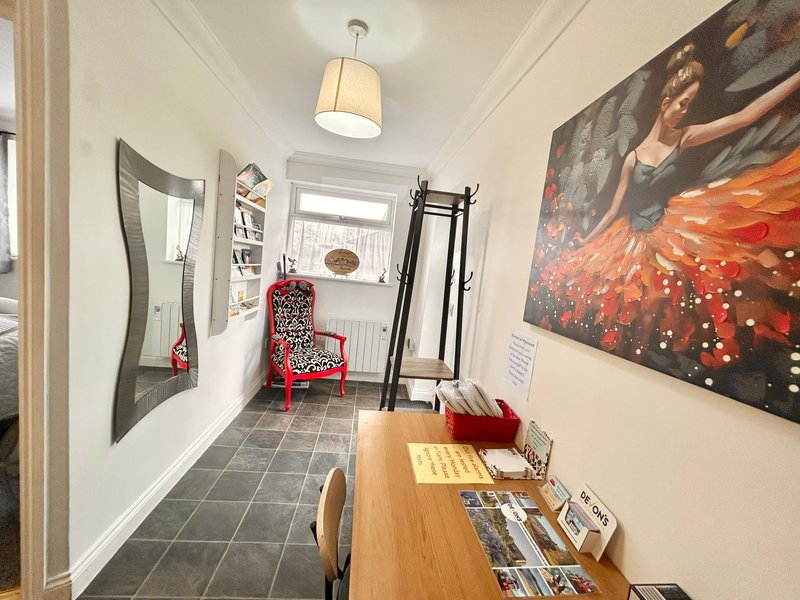 The Nest: 2-Bed, 2-Bath Flat with Parking near Paignton Beaches and Zoo