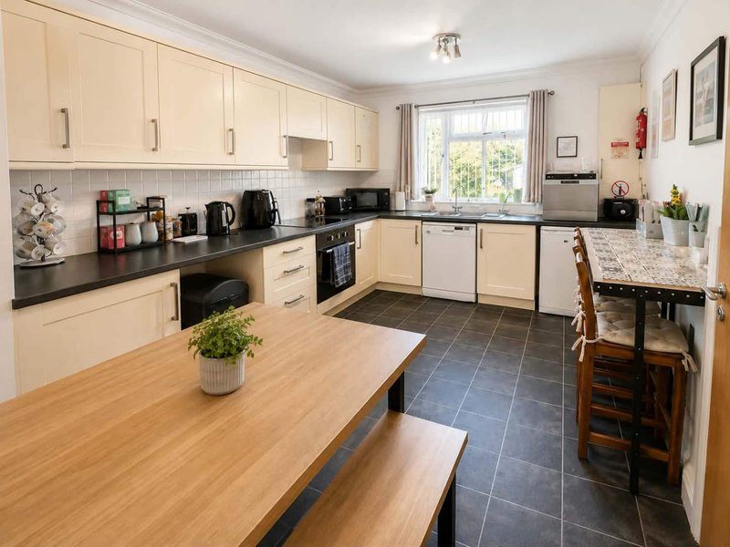 The Nest: 2-Bed, 2-Bath Flat with Parking near Paignton Beaches and Zoo