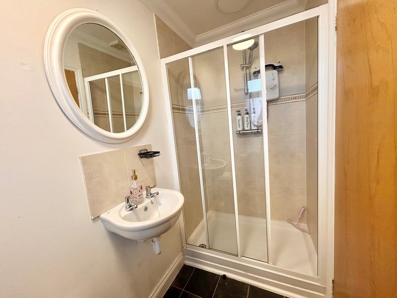 The Nest: 2-Bed, 2-Bath Flat with Parking near Paignton Beaches and Zoo