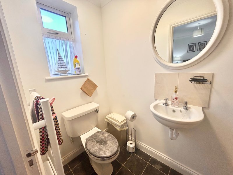The Nest: 2-Bed, 2-Bath Flat with Parking near Paignton Beaches and Zoo