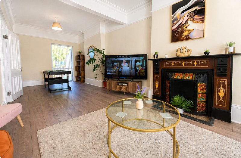 Large 4 bedroom property- 2 bathrooms, Hull- free on street parking