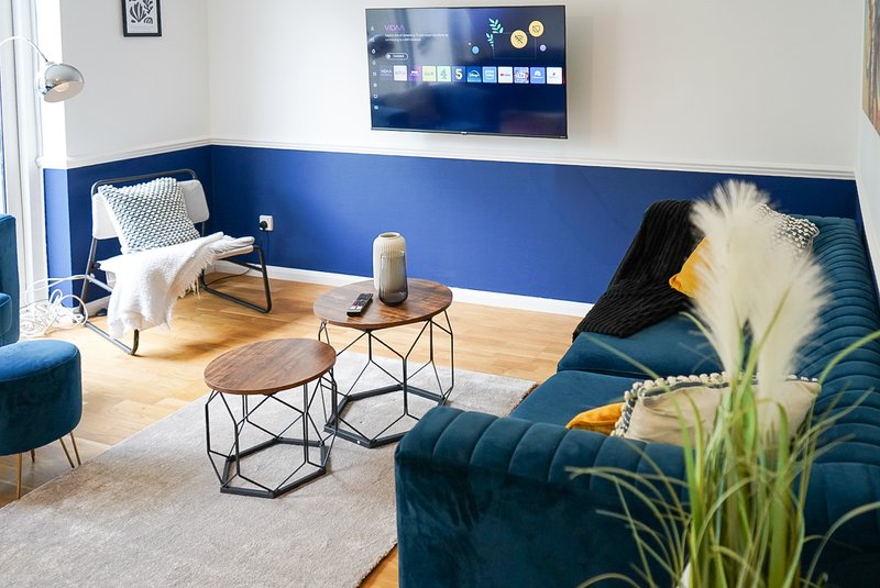 Executive 4-BR Residence with Private Parking – Putney Heath, London