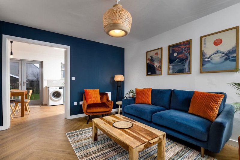Modern 2-Bed Stirling House | Driveway Parking
