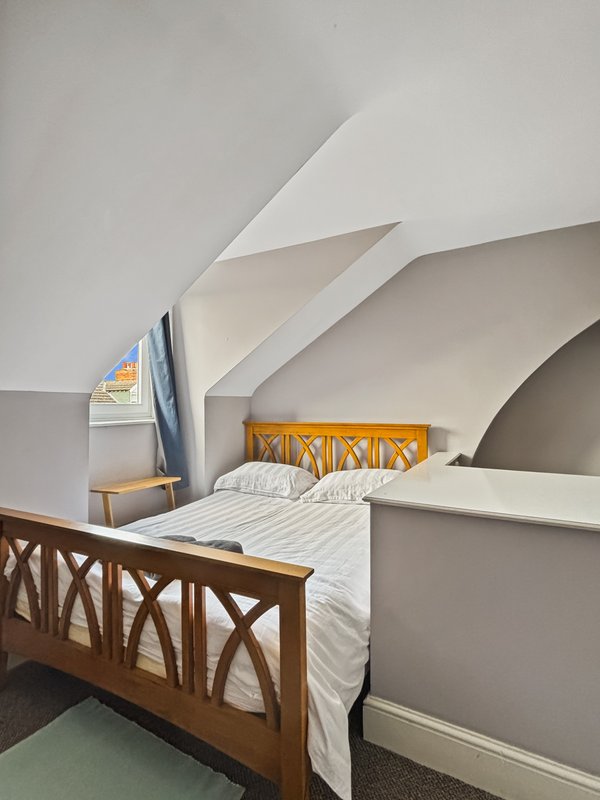 Amaya Five One-bed apartment, contractor-friendly. Two minutes from town centre and close to A1 A52