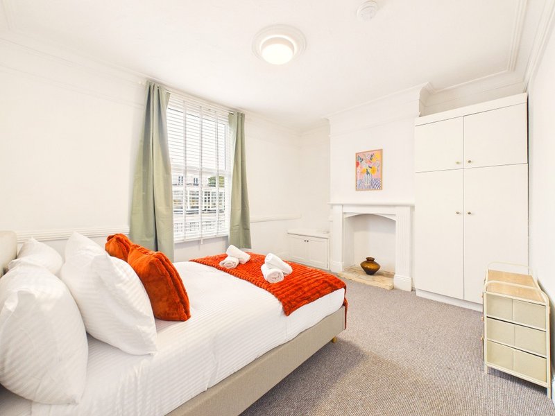 NEW Fairview Home Modern | Sleeps 9 | Parking