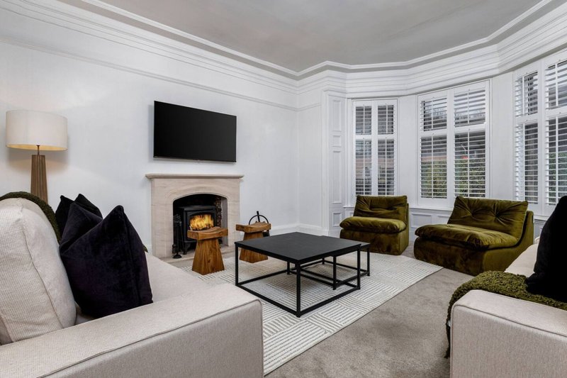 Stirling Edwardian House: Fireplace/Garden/Parking