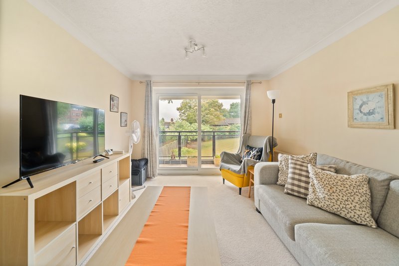 Bromley South Sunny 2BDR 2 BATH flat with Parking 3-mins Drive to High Street