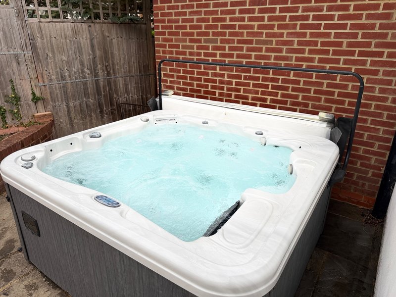 Corporate & Contractor Base in Orpington | Hot Tub & Parking